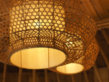 Tavan lambasının çoğu Tayland kültürünü koruyan kafelerde popülerdir..