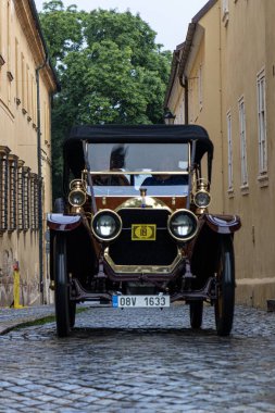 Jicin, Çek Cumhuriyeti 30.6.2023: Loukote bir hatıra, yaylar ve kemerler. Etkinlik sadece 1918 'den önce yapılmış arabalar ve kemerli motosikletler için düzenleniyor..