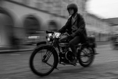Jicin, Çek Cumhuriyeti 30.6.2023: Loukote bir hatıra, yaylar ve kemerler. Etkinlik sadece 1918 'den önce yapılmış arabalar ve kemerli motosikletler için düzenleniyor..