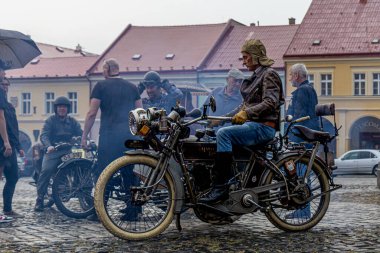 Jicin, Çek Cumhuriyeti 30.6.2023: Loukote bir hatıra, yaylar ve kemerler. Etkinlik sadece 1918 'den önce yapılmış arabalar ve kemerli motosikletler için düzenleniyor..