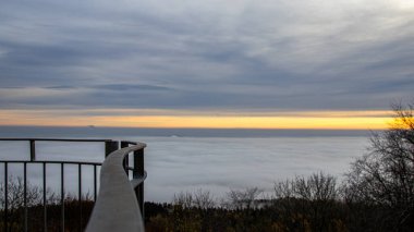 Tabor Dağı 'ndan sisli manzaraya bak. Güzel gün batımı.