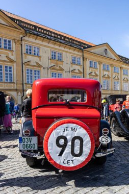 3.6.2023 Jicin, Çek gazi otomobil kulübü Jicin, 1945 'ten önce üretilen tarihi araçların geleneksel bir toplantısını düzenler ve Bohemya Cenneti' nin güzel manzarasında gezinti yapar..