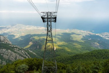 Tahtali 'nin tepesinden Kemer Antalya kıyısı yakınlarındaki denize kadar dağ manzarası.