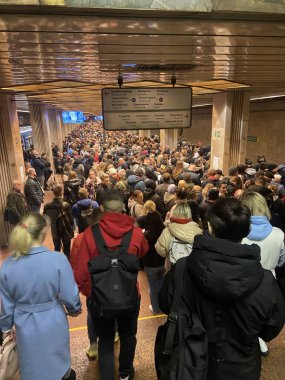 Kyiv, Ukrayna - Ekim 2022: Yerel bir grup Kyiv sakini hava saldırıları sırasında metro sığınağında saklanıyor. Rusya 'nın Ukrayna' ya karşı savaşı.