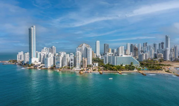 Kolombiya 'daki Cartagena' daki modern gökdelenler gökyüzü bulutları.