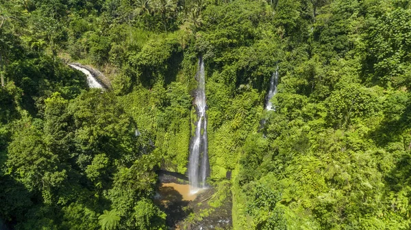 バリ島の空の景色に緑の熱帯雨林の虹の滝 ストック画像