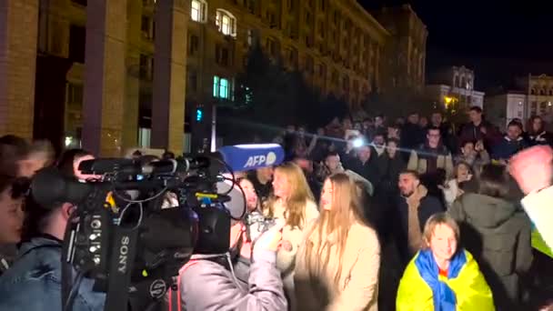 首都マダンNezalezhnostiでは 国旗を持つ人々は ウクライナ軍の別の勝利とヘルソンの解放に喜びました — ストック動画