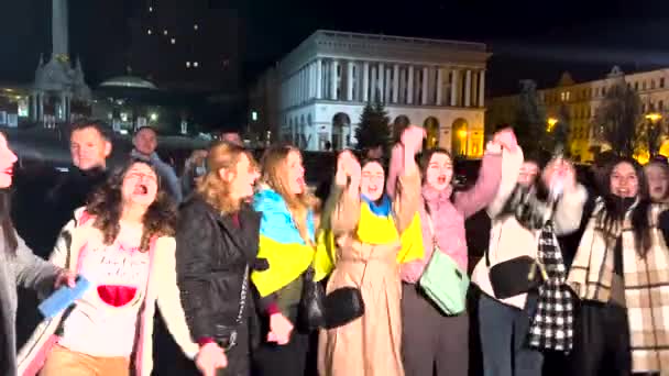 Auf Dem Maidan Nezalezhnosti Jubelten Menschen Mit Nationalflaggen Über Einen — Stockvideo
