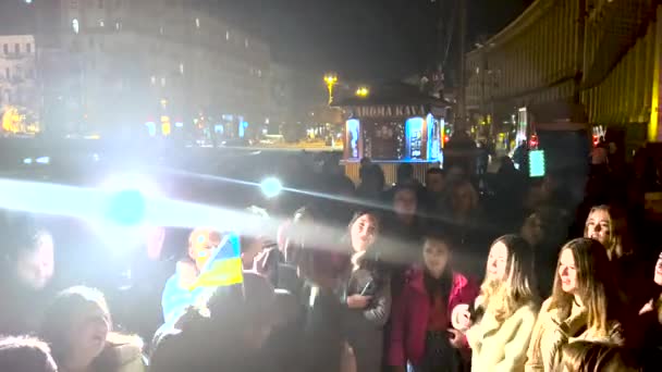 Huvudstäderna Maidan Nezalezhnosti Gladde Sig Folk Med Nationella Flaggor Ännu — Stockvideo