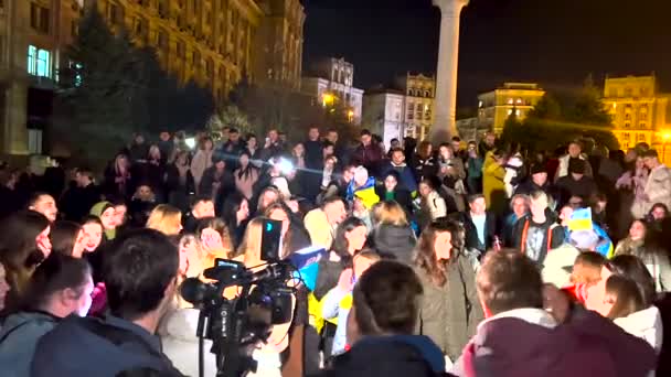 首都マダンNezalezhnostiでは 国旗を持つ人々は ウクライナ軍の別の勝利とヘルソンの解放に喜びました — ストック動画