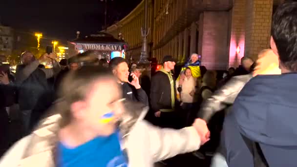 Maidan Nezalezhnosti Fővárosokban Nemzeti Zászlókkal Rendelkező Emberek Örvendeztek Ukrán Fegyveres — Stock videók