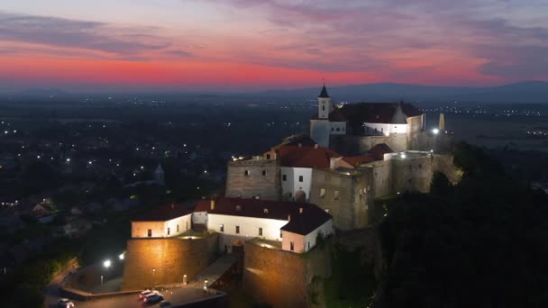 夏の空中ビューで美しい赤い夕日と夜の山の上のヨーロッパの城 高品質のフルHd映像 — ストック動画