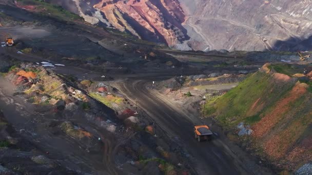 露天掘り鉄鉱石採石場 大規模な工業用航空ビュー — ストック動画