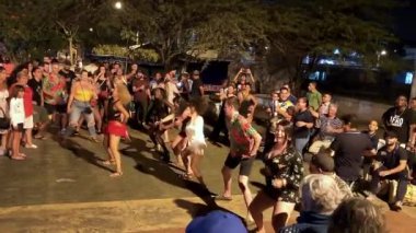 CARTAGENA, COLOMBIA - Şubat 2022: Sıradan turistlerle afro dans koreografisi sokak performansı.