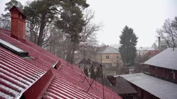 冬天有雪的房子的红色屋顶 有工作的烟囱 — 图库视频影像