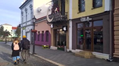 Uzhgorod, Ukrayna - 06 Aralık 2022: Uzhgorod tesislerinin Ukrayna 'daki elektrik kesintisi sırasında dizel jeneratörler üzerine çalışmaları. Yüksek kalite 4k görüntü