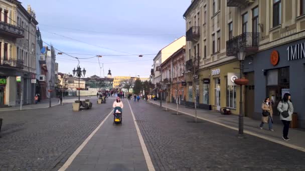 2022年12月6日 乌克兰乌什戈罗德 战争期间沿皮特菲大街行走的人们 — 图库视频影像