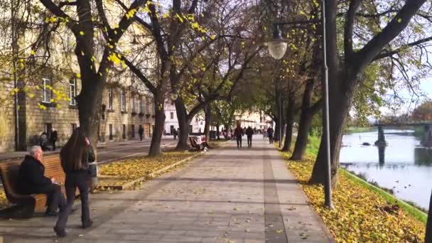 Uzhgorod Ουκρανία Δεκεμβρίου 2022 Άνθρωποι Περπατούν Και Ξεκουράζονται Στα Παγκάκια — Αρχείο Βίντεο