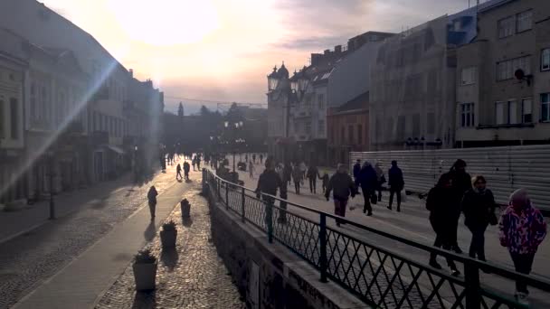 2022年12月6日 乌克兰乌什哥罗德 科佐街 人们在美丽的日落中漫步 高质量的4K镜头 — 图库视频影像