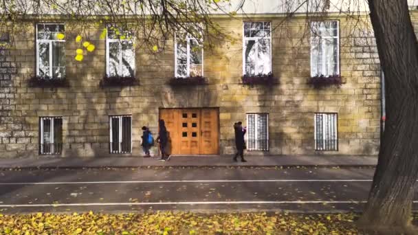 Uzhgorod Ucrânia Dezembro 2022 Pessoas Caminham Longo Avenida Longo Edifício — Vídeo de Stock