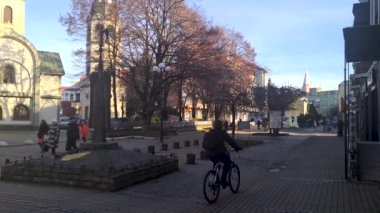 Mukachevo, Ukrayna - 04 Aralık 2022: Mukachevo şehrinin merkez meydanında yeşil prezervatifli kilise. Yüksek kalite 4k görüntü