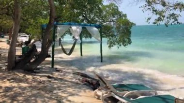 Güzel sahil. Yaz tatili ve turizm için ilham verici tropikal manzara konsepti yakınlarındaki kumlu plajda sandalyeler. Yüksek kalite 4k görüntü