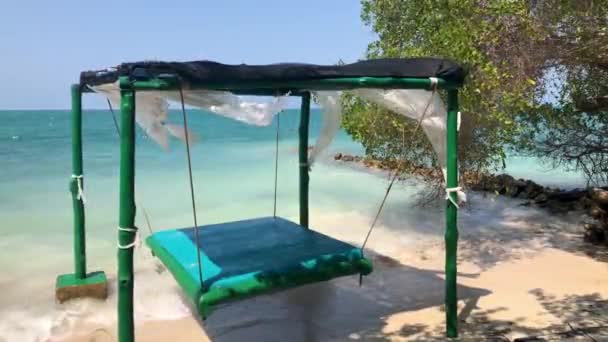 休暇の夏の休暇を背景に白い砂と日当たりの良い熱帯のエキゾチックなカリブ海のパラダイスビーチ 高品質4K映像 — ストック動画