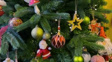Noel ve Yeni Yıl iç dekorasyonu. Yeşil ağaç süslenmiş, çelenk yanıp sönen lambalar. Yüksek kalite 4k görüntü