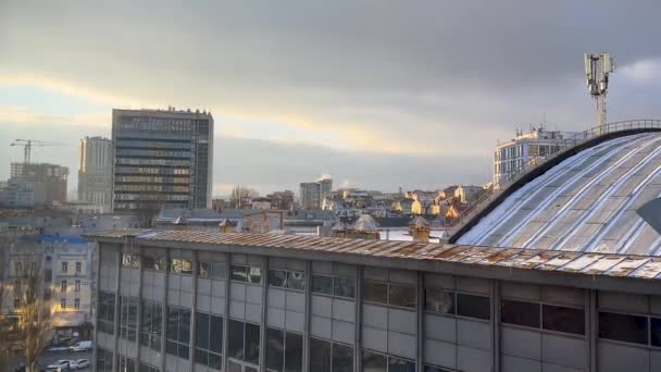 戦時中のキエフ中央部の窓からの眺め — ストック動画