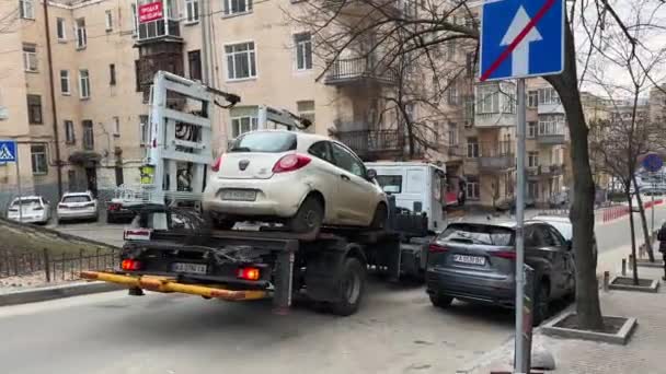 Kyiv Ukraine February 2023 Evacuation Car Improper Parking Penalty Area — стоковое видео
