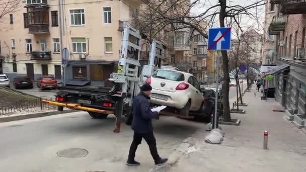 우크라이나 키예프 2023 티켓을 발급하고 지역으로 차량을 대피시키다 — 비디오