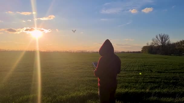 Facet Kontroluje Profesjonalnego Drona Zachodzie Słońca Polu — Wideo stockowe