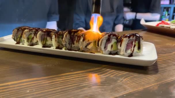 Szakács Készül Kézzel Égő Egészséges Sushi Tekercs Nyitott Konyha Pult — Stock videók