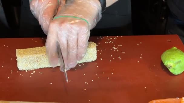 Sushi Chef Maakt Broodjes Van Dichtbij Hoge Kwaliteit Beeldmateriaal — Stockvideo