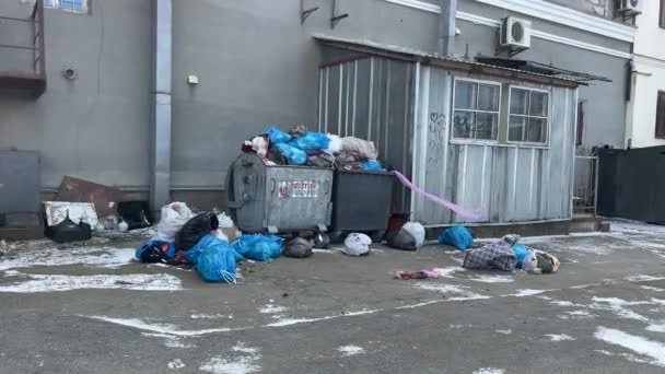 Popelnice Plná Kontejnerů Pouličním Odpadu Roztroušena Podlaze Vysoce Kvalitní Záběry — Stock video