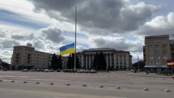 Zhytomyr ウクライナ 2023年3月8日 ウクライナ大聖堂の旗竿旗に喪により半旗 — ストック動画