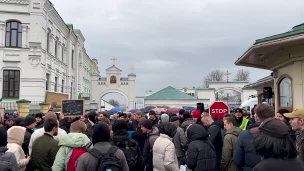 Kyiv Ukraine 3月31日 ウクライナ正教会のモスクワ総主教の信者は キエフのキエフ ペチェルスク ラブラ洞窟修道院の国家への移転に対する抗議に集まります — ストック動画
