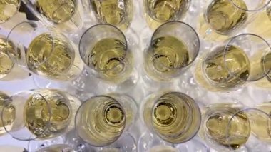 Kutlama masasının üst tarafında bir sürü şampanya kadehi duruyor. Kamera hareketi soldan sağa doğru. Yüksek kalite 4k görüntü