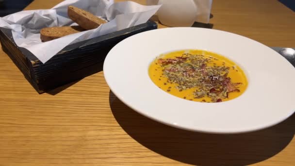 Тыквенный Сливочный Суп Беконом Семенами Современной Тарелке Ресторане Высококачественные Кадры — стоковое видео