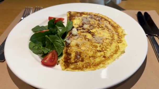 Omelette Mit Käse Kirschtomaten Und Spinat Gesundes Sportfrühstück Hochwertiges Filmmaterial — Stockvideo