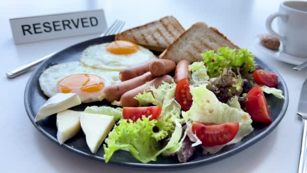 Yüksek Kalorili Spor Kahvaltısı Kızarmış Yumurta Salata Kızarmış Ekmek Kızarmış — Stok video