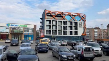 Uman, Ukrayna - 24 Mart 2023: Uman 'daki Hotel Lomo, şehrin iş bölgesi. Yüksek kalite 4k görüntü