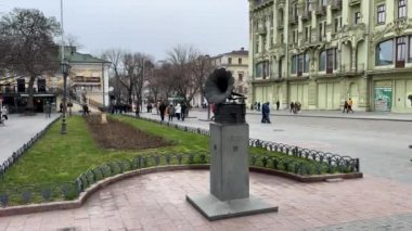 Odessa, Ukrayna - 01 Nisan 2023: Odessa 'daki Deribasovskaya caddesindeki Odessa Anıtı. Yüksek kalite 4k görüntü