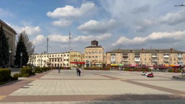 Uman, Ukrayna - 24 Mart 2023: Güneşli bir günde ilkbaharda Uman merkez meydanı. Yüksek kalite 4k görüntü