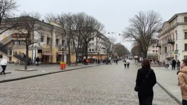 Odessa, Ukrayna - 01 Nisan 2023: Merkez yaya sokağı Deribasovskaya, Odessa. Yüksek kalite 4k görüntü