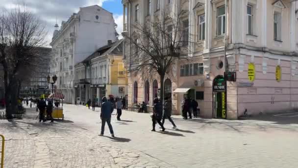 Vinnytsia Ukraine April 2023 People Walk Central Pedestrian Street Vinnitsa — Stock Video