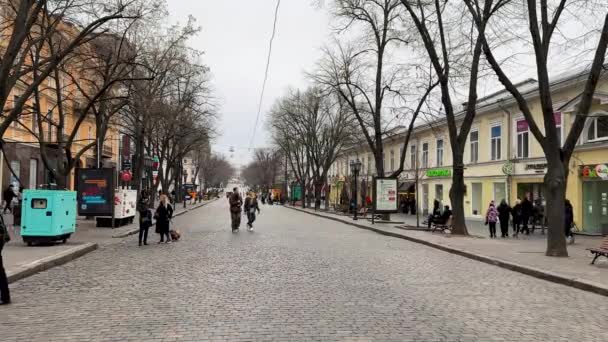 乌克兰敖德萨 2023年4月1日 人们沿着敖德萨市中心的Deribasovskaya行人街行走 高质量的4K镜头 — 图库视频影像