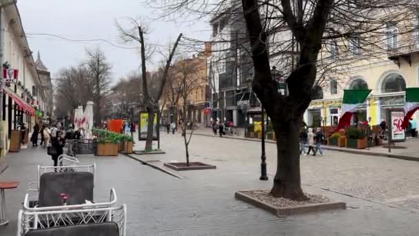 乌克兰敖德萨 2023年4月1日 敖德萨市中心行人街Deribasovskaya的餐馆和居民 高质量的4K镜头 — 图库视频影像