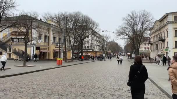 ウクライナのオデッサ April 2023 4月のFools Dayのオデッサの中央歩行者専用通りDeribasovskaya 高品質4K映像 — ストック動画