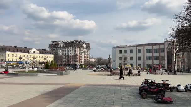 Uman Ukrajina Březen 2023 Lidé Procházky Centrálním Náměstí Umánu Jaře — Stock video
